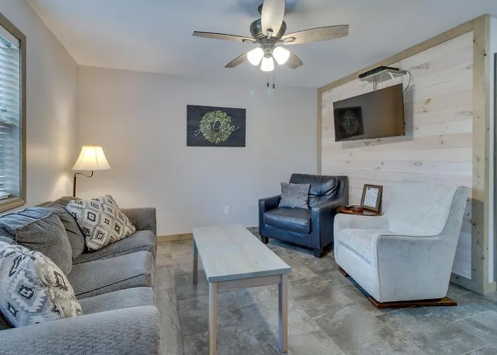 Van Buren Retreat W/ Shared Fire Pit & Grills!