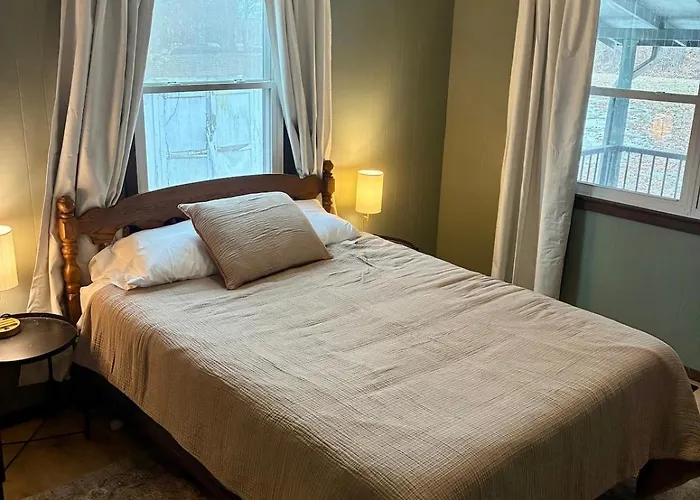 Modern Country Retreat, 3Br, Fiber Wi-Fi