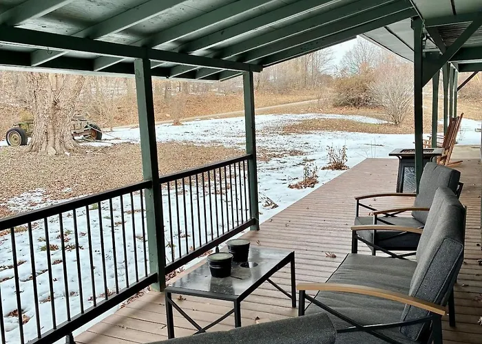 Modern Country Retreat, 3Br, Fiber Wi-Fi