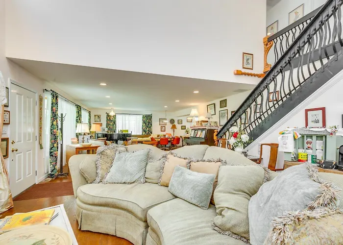 Spacious & Secluded Shook Home W/ Private Hot Tub!